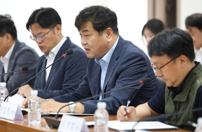 이인재 일·생활균형위원회 위원장이 지난달 21일 오후 서울 종로구 경제사회노동위원회 대회의실에서 열린 '일·생활균형위원회 발족 및 1차 전체회의'에서 인사말을 하고 있다. /사진=뉴시스