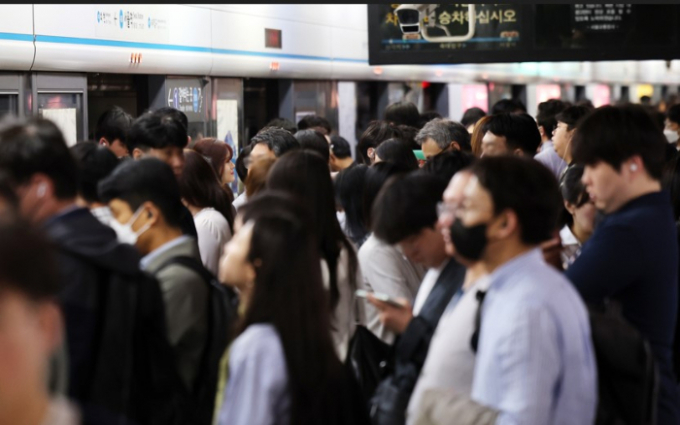 주5일제는 미국에서 가장 먼저 시작됐다. 사진은 출근하려는 시민들로 가득한 지하철 4호선의 모습. /사진=뉴스1