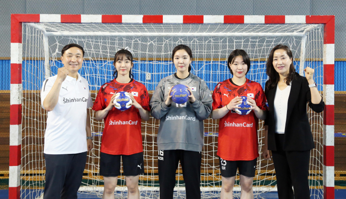 문동권 사장과 여자 핸드볼 국가대표 신은주 선수, 박새영 선수, 우빛나 선수, 대한핸드볼협회 장리라 부회장(왼쪽부터)./사진=신한카드