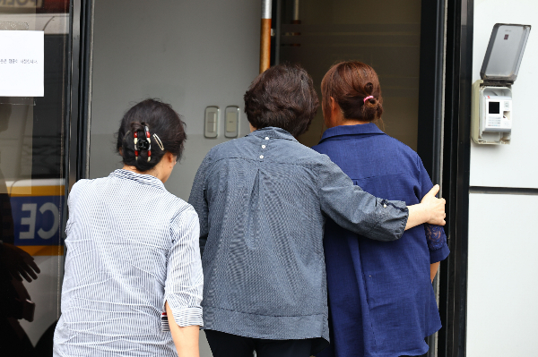 화성 아리셀공장 화재 사고 고인이 가족들을 만나보지 못한채 부검 될 뻔했다. 사진은 25일 사고현장에 도착한 유족의 모습. /사진=뉴시스