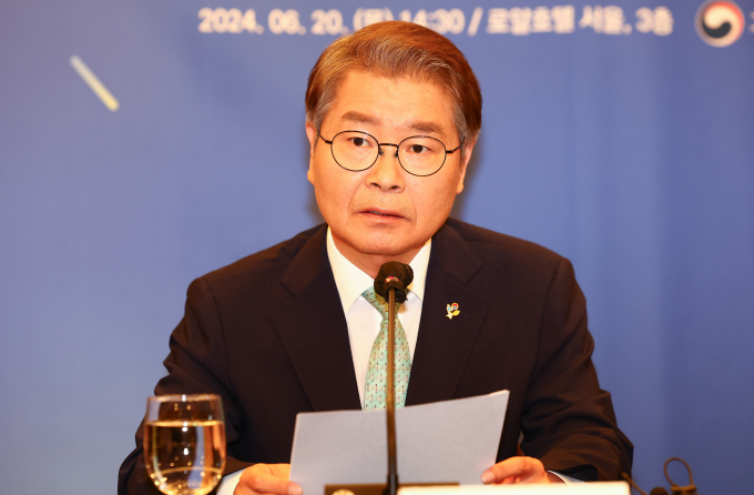 정부가 지난 24일 발생한 화성 아리셀공장 화재 참사에 대한 중앙사고수습본부(중수본) 첫 회의를 25일 화성시청에서 진행했다. 사진은 이정식 고용노동부 장관이 지난 20일 서울 중구 로얄호텔에서 열린 퇴직연금 성과점검·우수사례 확산 간담회에서 인사말을 하는 모습. /사진=뉴시스