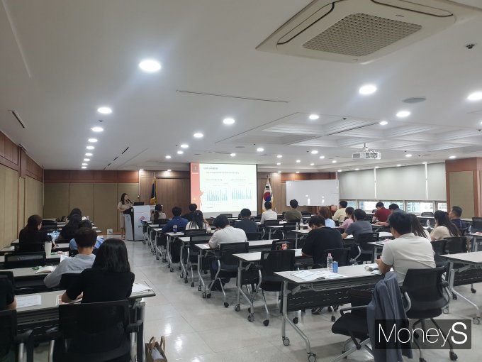 무역협회 광주전남본부가 25일 광주무역회관에서 개최한 '한-중 FTA 발효 10년 세미나'에서 전보희 한국무역협회 국제무역통상연구원 수석연구원이 기업 수출기업 관계자들에게 강의를 하고 있다/사진=무역협회 광주전남본부 제공.