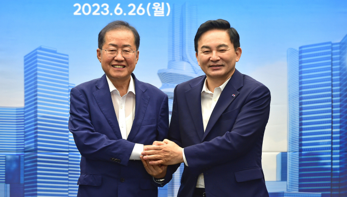 홍준표 대구시장이 오는 26일 원희룡 전 국토교통부 장관과 대구시청에서 만난다. 사진은 홍 시장(왼쪽)과 원 전 장관이 지난해 6월26일 대구시청 산격청사에서 열린 '대구 미래 스마트기술 국가산단 성공 추진 상생협력 협약식'에서 기념촬영을 하는 모습. /사진=뉴시스 