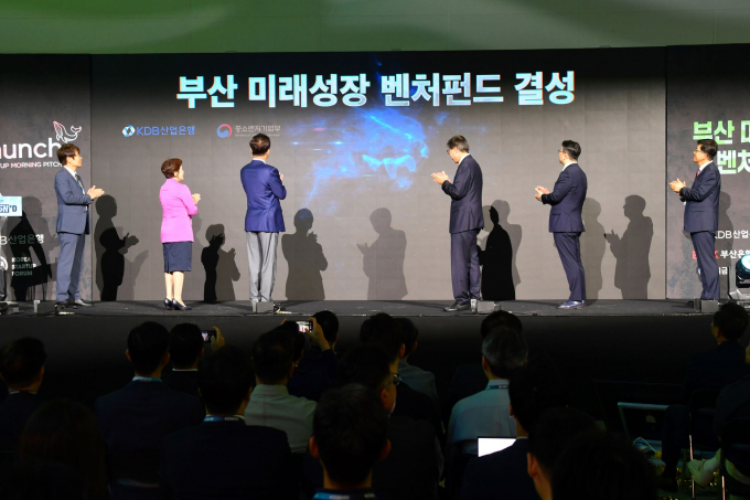  박형준 부산시장과 강석훈 KDB산업은행 회장, 오기웅 중소벤처기업부 차관, 빈대인 BNK 금융지주 회장 등이 벤처펀드 결성식을 진행하고 있다./사진=부산시