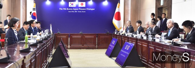 [머니S포토] 韓·日재무장관, 양국의 경제 전망 및 정책 대응 소개