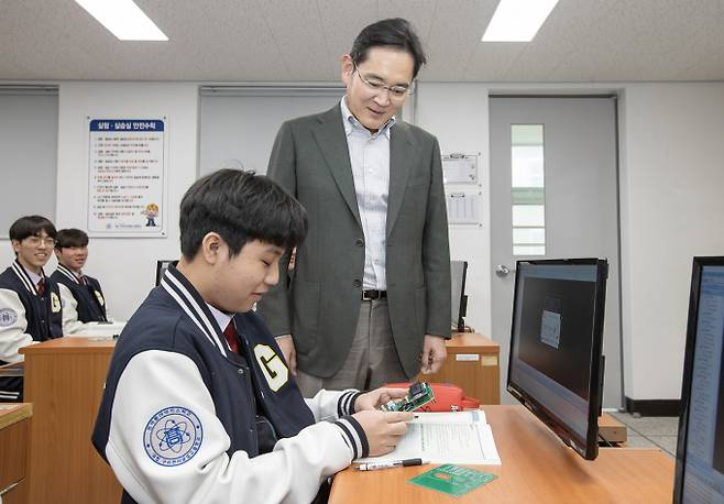 이재용 삼성전자 회장이 지난해 3월7일 경북 구미시에 위치한 '구미전자공업고등학교'를 방문해 수업을 참관했다. / 사진=삼성전자 