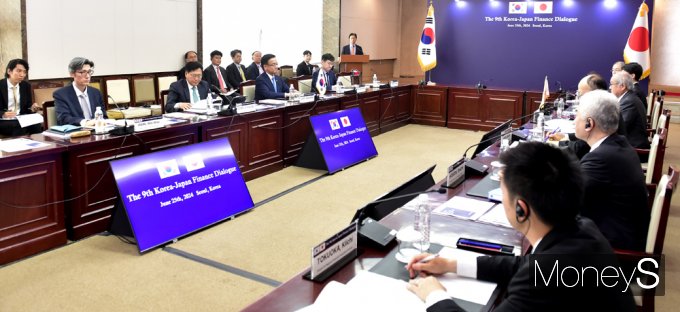 [머니S포토] 한국 서 만난 한일 재무장관, 경제·금융협력 진전 기대
