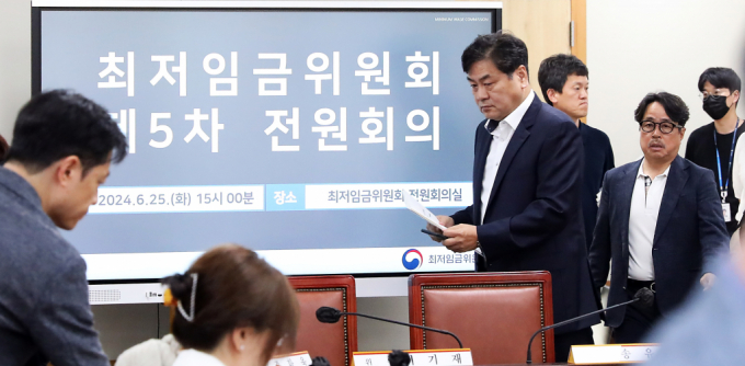 25일 세종시 정부세종청사에서 열린 최저임금위원회 5차 전원회의에 이인재 위원장과 권순원 공익위원이 입장하고 있다. / 사진=뉴스1 김기남 기자  /사진=(세종=뉴스1) 김기남 기자