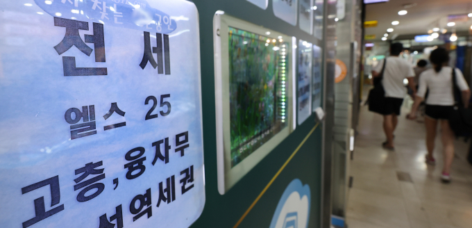 전세금 반환보증 가입 기준을 둘러싼 논란이 계속되는 중에 국회 입법조사처에서 가입 기준의 개선이 필요하다는 연구 결과가 나왔다. 사진은 지난달 11일 서울의 한 공인중개사무소에 전·월세 안내문이 붙어있는 모습. /사진=뉴시스