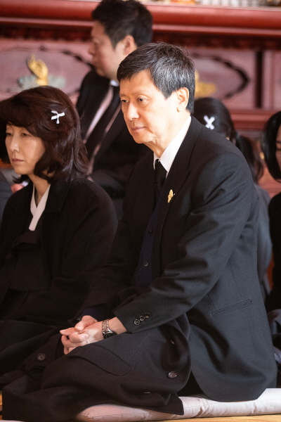 신동주 SDJ코퍼레이션 회장이 2020년 1월24일 서울 종로구 조계사에서 열린 고(故) 신격호 롯데그룹 명예회장의 49재 초재에 참석해 자리하고 있다. /사진=뉴스1