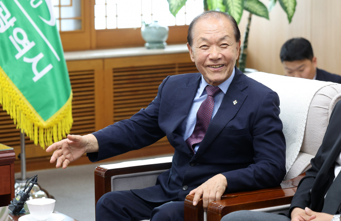 황우여 국민의힘 비상대책위원장이 지난 24일 사퇴한 추경호 전 국민의힘 원내대표를 재신임해야 한다고 주장했다. 사진은 황 위원장이 25일 대구시청 산격청사에서 홍준표 대구시장과 면담 중인 모습. /사진=뉴시스