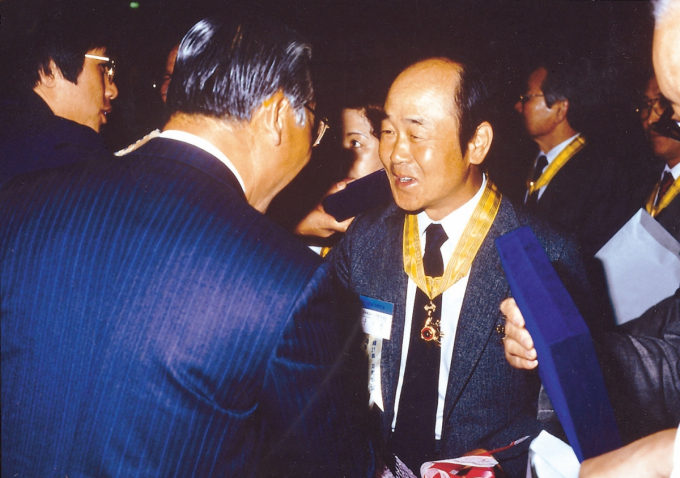 윤덕병 hy 선대회장은 국내에 유산균 음료를 처음 들여온 인물이다. 1988년 국민훈장 모란장 수훈 후 각계의 축하 인사를 받는 윤 회장. /사진=hy