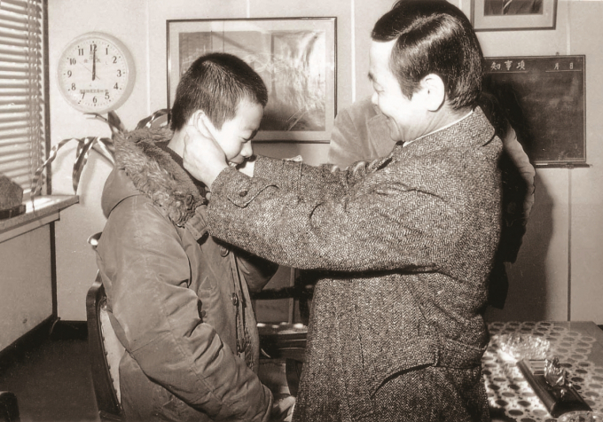 저소득층 어린이를 초청해 격려하는 윤덕병 회장. 이를 계기로 1975년 3월 불우이웃돕기위원회가 결성됐다. /사진=hy