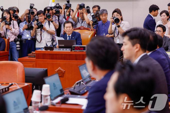 정청래 국회 법제사법위원회 위원장이 25일 오전 서울 여의도 국회에서 열린 법사위 4차 전체회의에서 국민의힘 의원들의 의사진행 발언을 듣고 있다. 2024.6.25/뉴스1 ⓒ News1 안은나 기자
