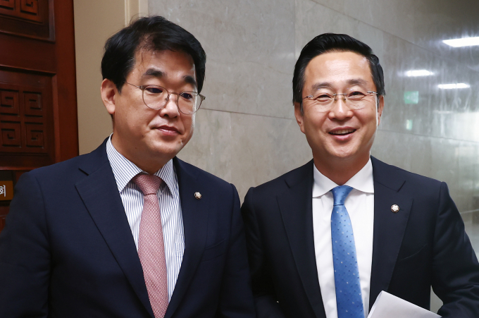 25일 여·야가 6월 임시국회 의사일정을 논의하는 자리를 마련했다. 사진은 배준영 국민의힘 원내수석부대표(왼쪽)와 박성준 더불어민주당 원내수석부대표가 지난 24일 서울 여의도 국회에서 원구성 협상을 위한 최종 회동을 마치고 나오는 모습. /사진=뉴스1