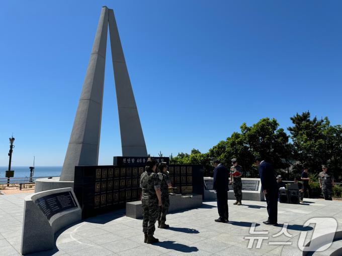 [사진] 사의 표명한 추경호 원내대표, 천안함 46용사 위령탑 참배