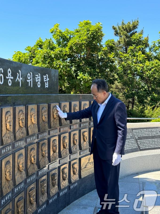 [사진] 사의 표명한 추경호 원내대표, 천안함 46용사 위령탑 참배