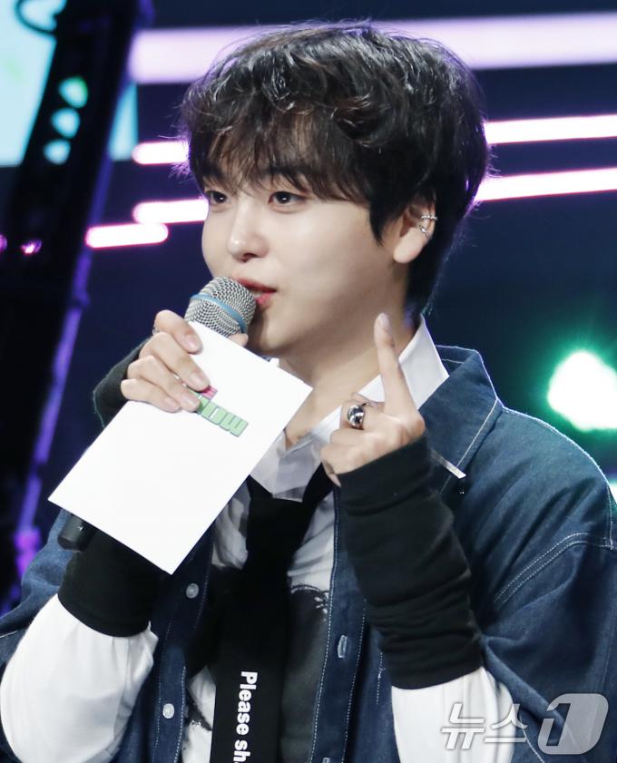 [사진] 크래비티 형준 '더쇼' 빛나는 MC