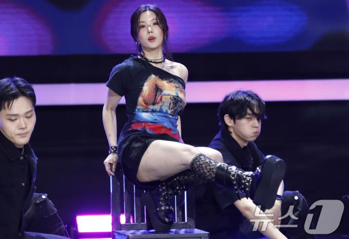 [사진] 권은비, 섹시 온 탑