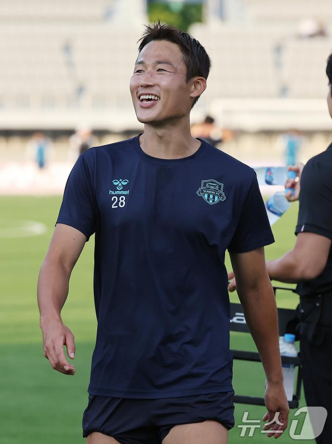 [사진] 손준호, 팬들 보며 환한 미소