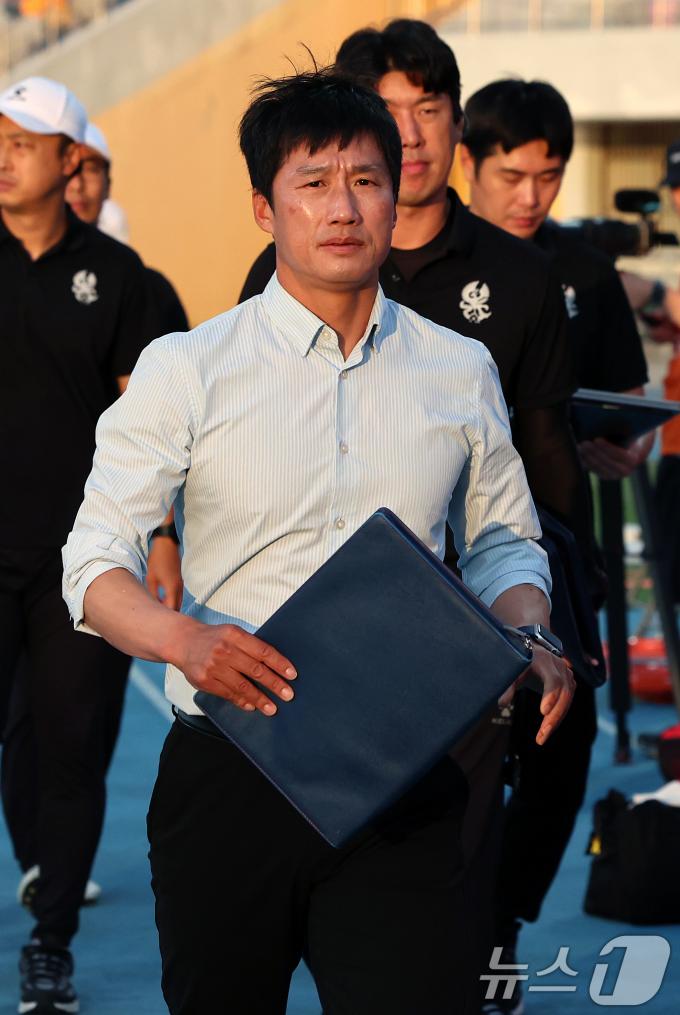 [사진] 이정효 감독, 진지한 눈빛