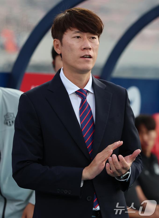 [사진] 김은중 감독, '이달의 선수상' 수상한 이승우 보며 미소
