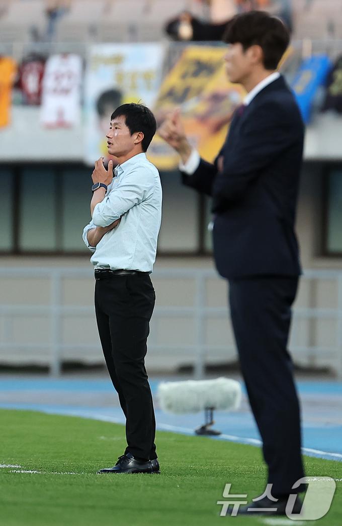 [사진] 경기 지켜보는 이정효 감독