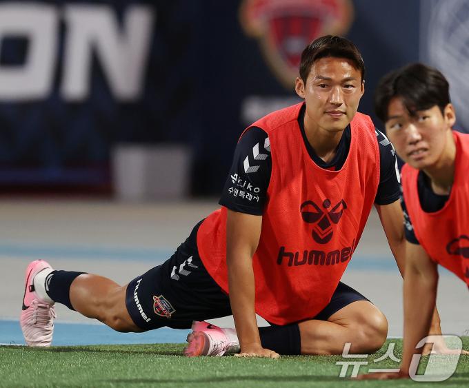[사진] 후반전 출격 준비하는 손준호