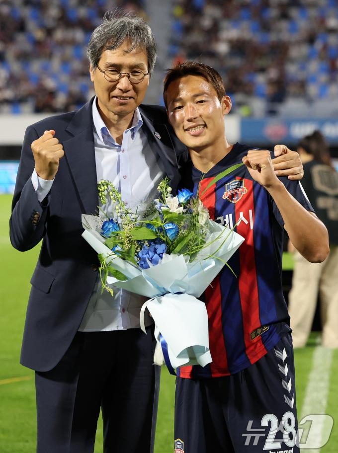 [사진] '수원FC맨으로!' 손준호, 최순호 단장과 기념 촬영