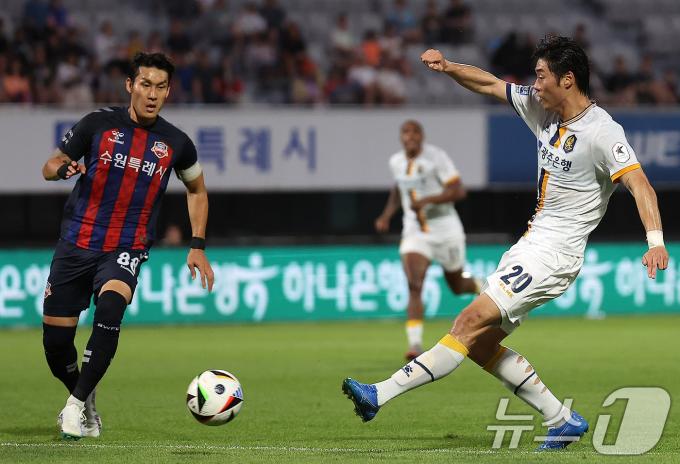 [사진] 이건희, 낮고 빠른 크로스