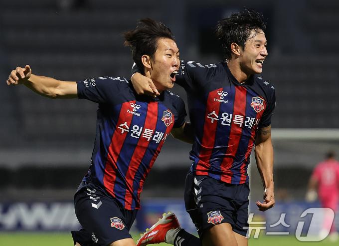 [사진] 후반 선취골 넣은 수원FC