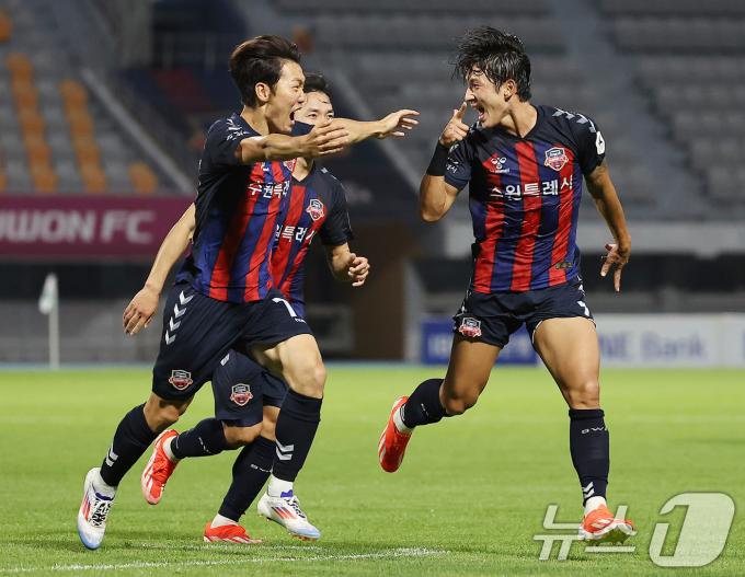 [사진] 정승원의 선취골로 앞서가는 수원FC