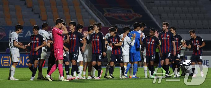 [사진] '손준호 홈 데뷔전' 수원FC, 1대0 신승