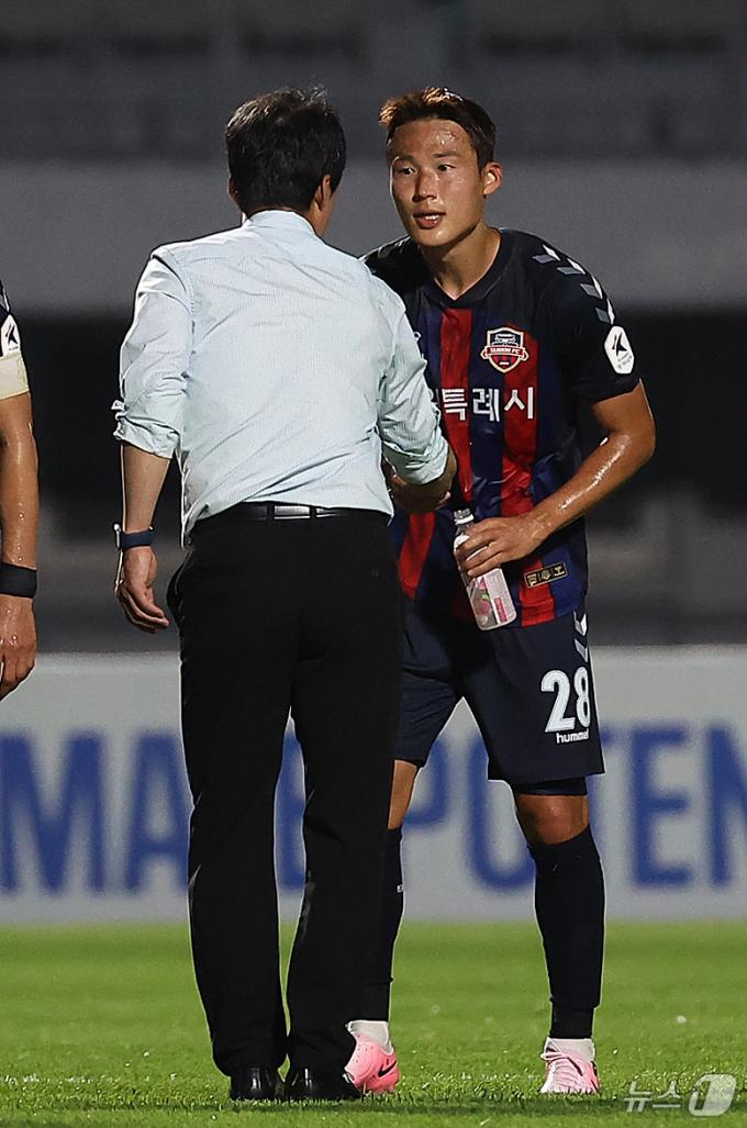 [사진] 이정효 감독의 축하 받는 손준호