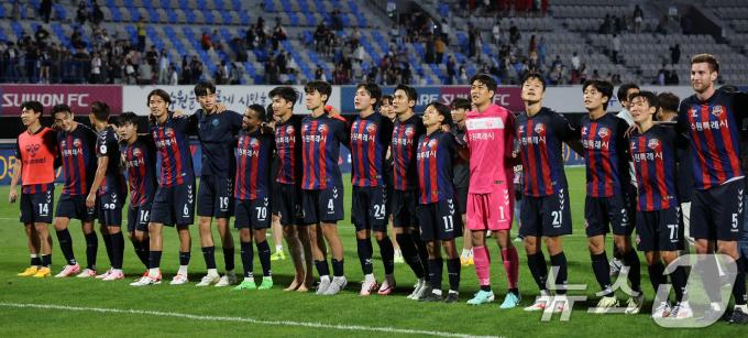 [사진] 홈 팬들과 기쁨 나누는 수원FC