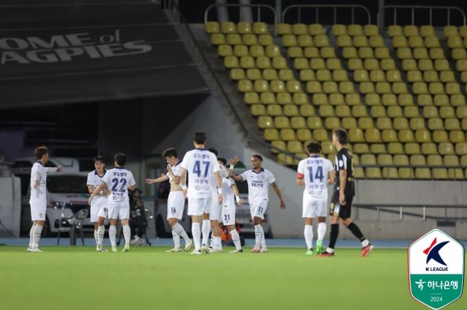 충남아산이 성남을 4-0으로 꺾었다.(한국프로축구연맹 제공)