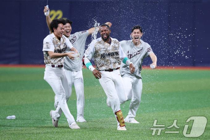 [사진] 야구는 9회말 2아웃부터