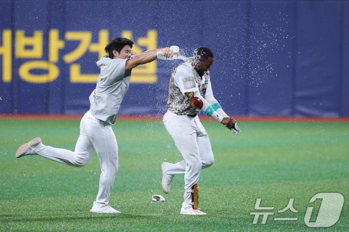 [사진] 도슨 '물세례'
