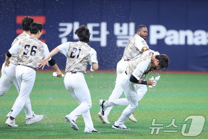 [사진] 물세례 받는 도슨