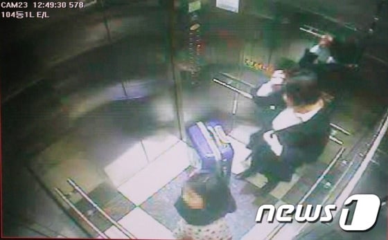 인천에서 실종 신고가 접수된 8살 여자 초등학생이 흉기에 찔려 시신이 훼손된 상태로 발견됐다. 인천 연수경찰서는 살인 및 사체유기 혐의로 용의자 A양(17)을 2017년 3월 30일 긴급체포해 조사 중이다. 사진은 A양(오른쪽)이 피해 아동을 유인해 승강기를 타고 자신의 거주지로 향하는 모습이 담긴 폐쇄회로(CC)TV 영상. (인천지방경찰청 제공) 2017.3.31 ⓒ News1