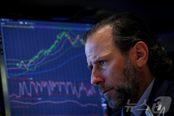 NYSE 한 트레디어가 모니터를 뚫어지게 바라보고 있다.  ⓒ 로이터=뉴스1