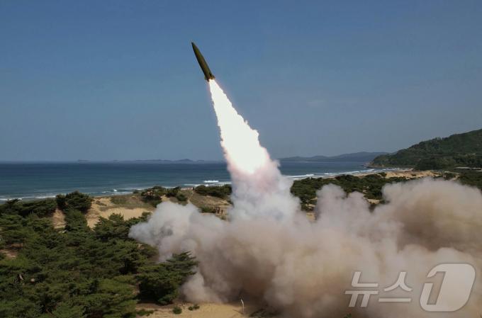 김정은 북한 노동당 총비서가 지난달 17일 미사일총국이 동해상에서 진행한 새로운 자치유도항법체계를 도입한 전술탄도미사일 시험사격을 참관했다고 18일 노동당 기관지 노동신문이 보도했다. 2024.05.18. [국내에서만 사용가능. 재배포 금지. DB 금지. For Use Only in the Republic of Korea. Redistribution Prohibited] rodongphoto@news1.kr