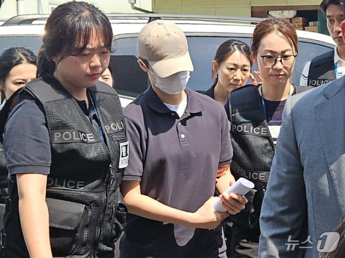 육군 12사단 '훈련병 사망' 사건과 관련해 규정을 어긴 군기훈련(얼차려)을 지시한 혐의를 받는 중대장이 21일 강원도 춘천지법에서 열린 영장실질심사(구속 전 피의자 심문)에 출석하고 있다. 2024.6.21/뉴스1 ⓒ News1 이종재 기자