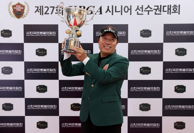 지난해 KPGA 시니어 선수권대회 정상에 오른 박노석. /사진= KPGA