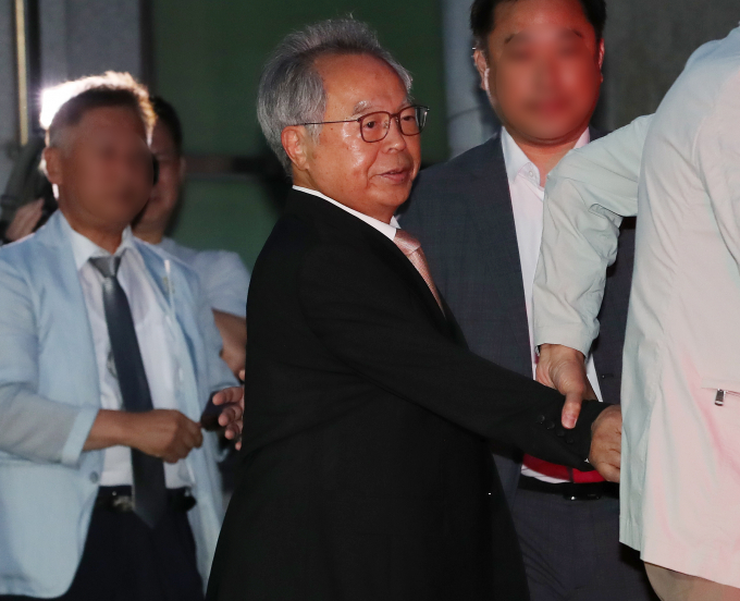 여직원을 강제 추행한 혐의로 기소돼 징역 3년 형을 선고받은 오거돈 전 부산시장이 26일 오전 형기를 마치고 부산 사상구 부산구치소를 나섰다./사진=뉴스1