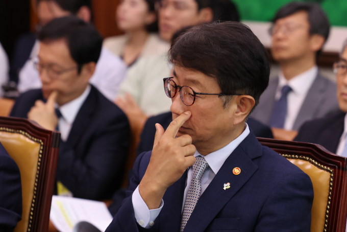 박상우 국토부 장관이 국회 청문회에 출석에 전세사기 피해자를 위한 선구제 후회수 방안에 대해 거듭 반대 입장을 나타냈다. 사진은 박 장관이 지난 25일 서울 여의도 국회에서 열린 국토교통위원회 전세사기 피해자 지원 대책 관련 청문회에 참석했던 모습. /사진=뉴시스