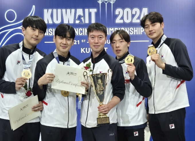 아시아 펜싱 선수권대회 정상에 오른 한국 펜싱 남자 사브르 대표팀. /사진= 대한펜싱협회
