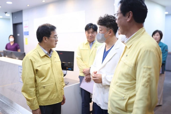 김동연 지사(왼쪽)가 25일 오후 화성 공장화재 유가족을 찾아 위로를 하고 있다. / 사진제공=경기도