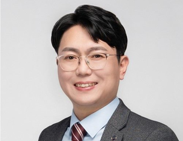 박정현 한국교원단체총연합회(교총) 신임 회장이 자신의 성 비위 의혹에 대해 사실이 아니라고 해명한 가운데 과거 제자에게 "나의 여신님", "안아주고 싶다"는 등 내용이 담긴 편지를 보낸 것으로 전해졌다. 한국교원단체총연합회 제39대 회장에 당선된 박정현 인천 부원여중 교사(44). /사진=뉴시스(한국교원단체총연합회 제공) 