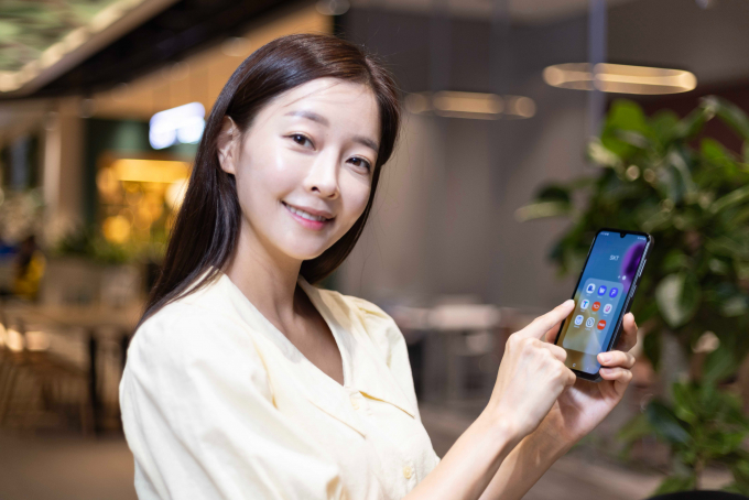SK텔레콤은 30만 원대 중반 가격의 가성비 5G 스마트폰 ‘갤럭시 와이드7’를 26일부터 공식 온라인몰 T다이렉트샵과 오프라인 매장 T월드에서 단독 출시한다고 밝혔다. /사진=SK텔레콤